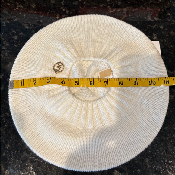 🤍🤍MICHAEL KORS IVORY WHITE KNIT BERET WITH MK LOGO ACCENT!🤍🤍 - Picture 5 of 6